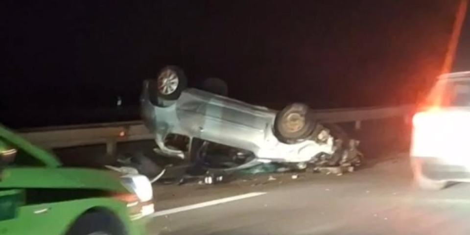 Teška saobraćajka kod Jagodine: Automobil prevrnut, srča po putu (FOTO)
