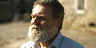 Lik Momčila Medakovića kojeg u seriji "Tvrđava" glumi Nikola Pejaković, zapevao je u trećoj epizodi pesmu "Morem plovi jedna mala barka".