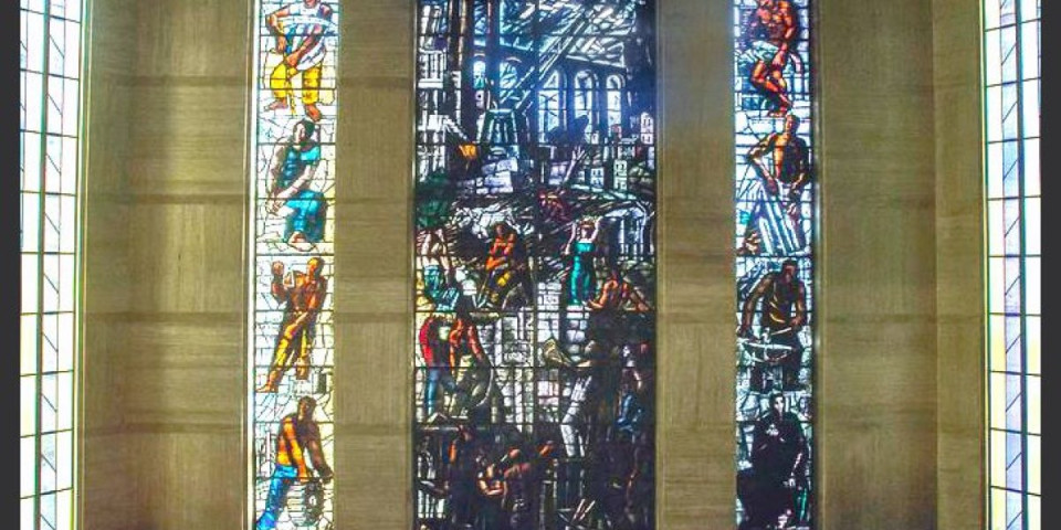 Hit snimak koji je obišao svet! Njegov pad je "neprocenjiv" - bukvalno: Zakucao se u vitraž iz 1932. godine i načinio ogromnu štetu (VIDEO)