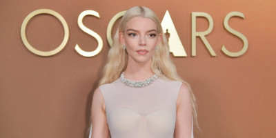 Glumica Anja Tejlor-Džoj još jednom je dokazala da je prava modna ikona, pojavivši se u snežno beloj providnoj haljini koja je mamila uzdahe.