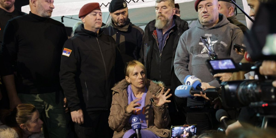 Stravičan snimak: Blokaderi se brutalno ostrvili na Dijanu Hrku jer je prekinula štrajk glađu: “Ona je retardirana moronka”