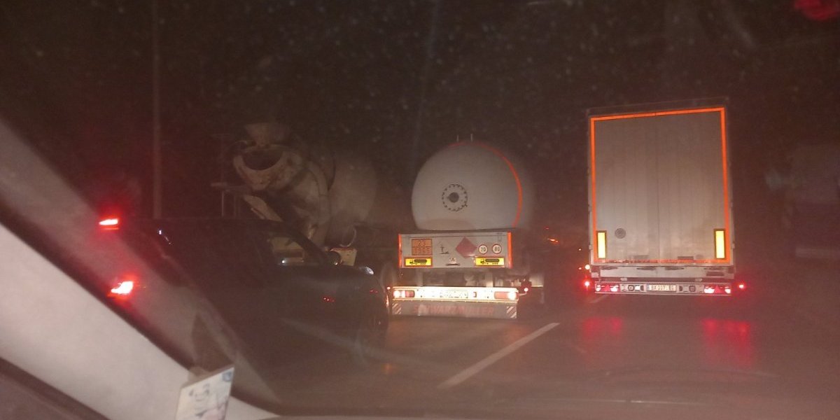 Teška nesreća na Pupinovom mostu: Učestvovalo pet automobila i dva kamiona