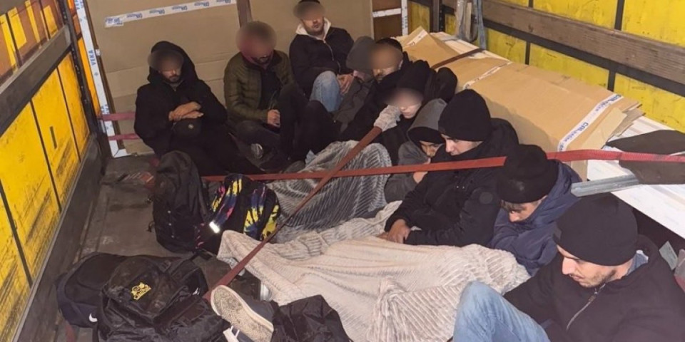 Uhvaćeni na granici: Nađeno 19 migranta sakrivenih u kamionima (FOTO)