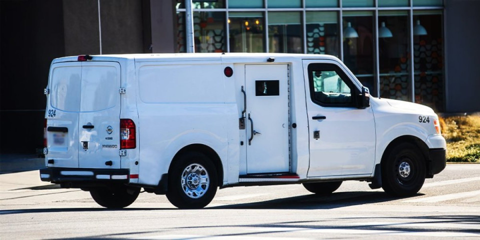 Izbacili vozače iz kombija: U nekoliko minuta nestalo dva miliona evra