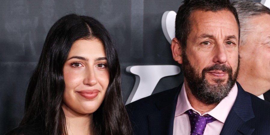 (FOTO) Pokazala gole grudi pred ocem: Ćerka slavnog glumca napravila haos