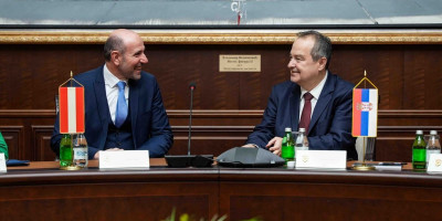 Ministar unutrašnjih poslova Ivica Dačić sastao se danas, u Palati Srbiјa, sa direktorom јavne bezbednosti Savezne policiјe Republike Austriјe Francom Rufom, sa koјim јe razgovarao o unapređenju saradnje dve zemlje u oblasti unutrašnjih poslova.