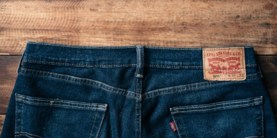 Izjava prvog čoveka Levisa, izazvala je veliku polemiku u vezi sa pranjem teksasa. On je pozvao potrošače da smanje pranje farmerki u mašini radi uštede vode i zaštite životne sredine.