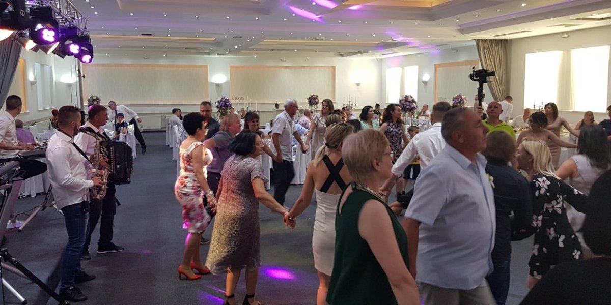 Šok na svadbi: Uletela grupa momaka - Potez mladoženje izazvao nevericu (VIDEO)