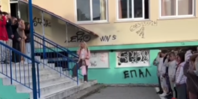 Đaci jedne škole u Grčkoj započeli su svoju nastavu ovog puta ispred škole i to uz molitvu "Oče naš".