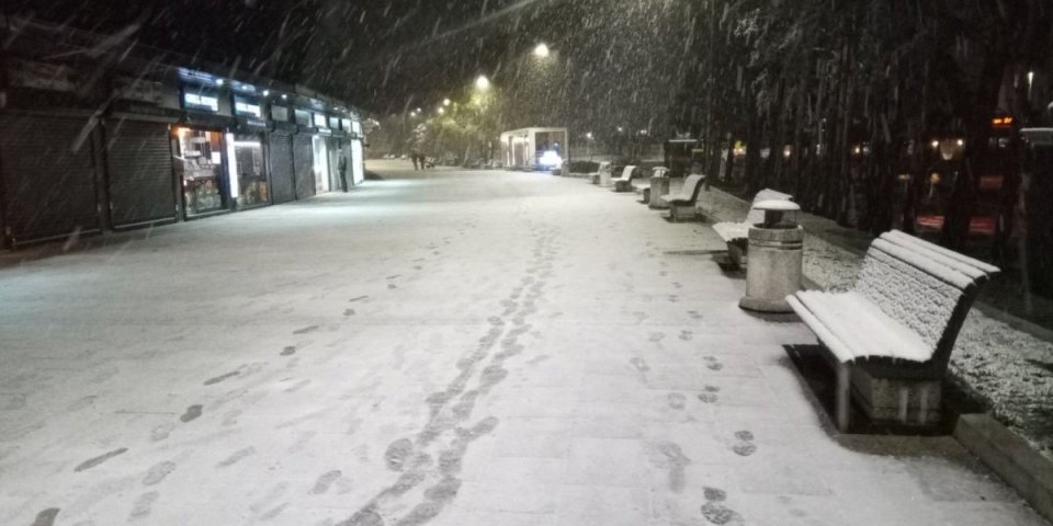 Veje li veje: Evo gde trenutno pada sneg, kamioni stoje (FOTO/VIDEO)