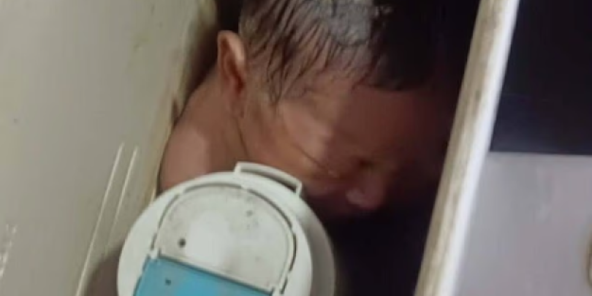 Higijeničarka čula vrisak, podigla poklopac i zanemela! Šokantan prizor na Tajlandu, novorođenče pronađeno u vodokotliću (FOTO/VIDEO)