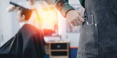 Muški stil u frizurama postaje sve raznolikiji, a frizeri širom sveta ističu nekoliko dominantnih trendova koji će obeležiti sezonu.