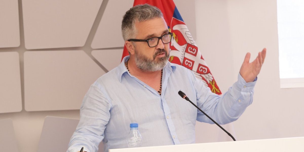 (VIDEO) Šou na Informer televiziji! Vučićević lažnom princu uputio izazov: Rok je 6 meseci!