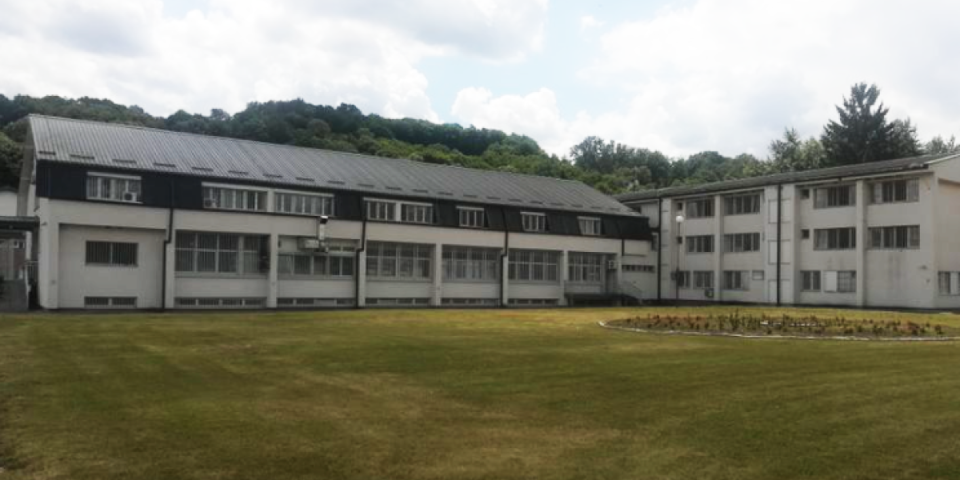 Zatvorenik došao na suđenje, pa na štakama pobegao: Drama u Lazarevcu - tokom bekstva povređen komandir