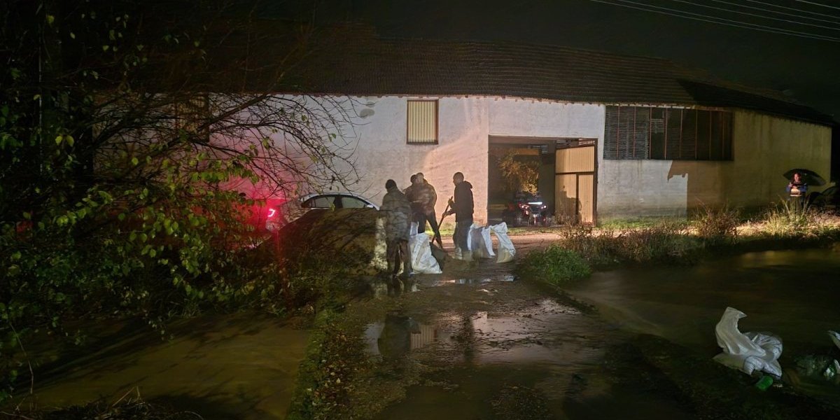 Voda je ušla u dvorišta