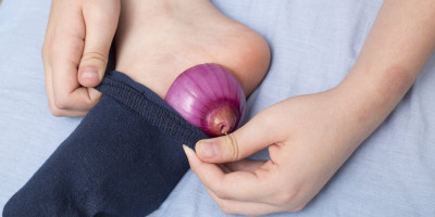 Sve više ljudi isprobava starinski trik stavljanja kriški crnog luka u čarape pre spavanja kao rešenje za mnoge tegobe.