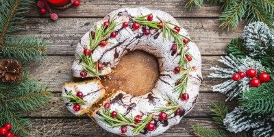 Ako postoji kolač koji na prvi pogled unosi prazničnu atmosferu u kuću, onda je to sigurno ovaj prelepi novogodišnji venac-kolač.