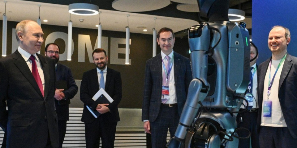 Tehnološki šou za Putina: Posle 90 minuta ozbiljne AI analize, predsednika dočekao robot koji zna da đuska (VIDEO)