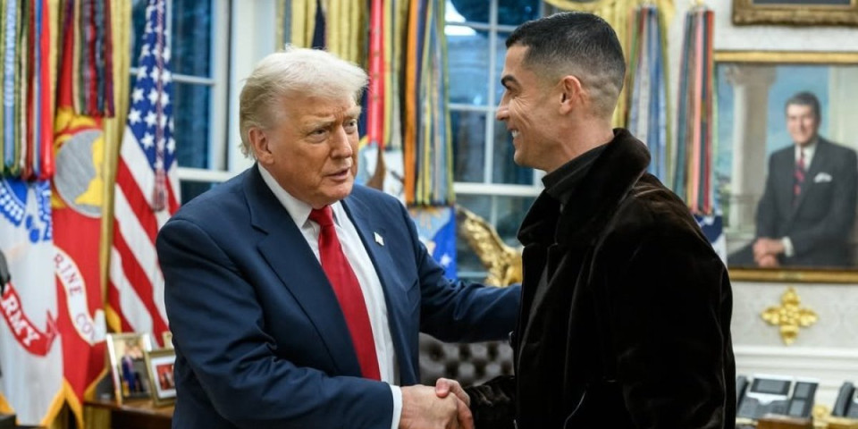 Ronaldo se družio sa Trampom: Bela kuća objavila zanimljiv snimak... Dva GOAT-a (FOTO/VIDEO)