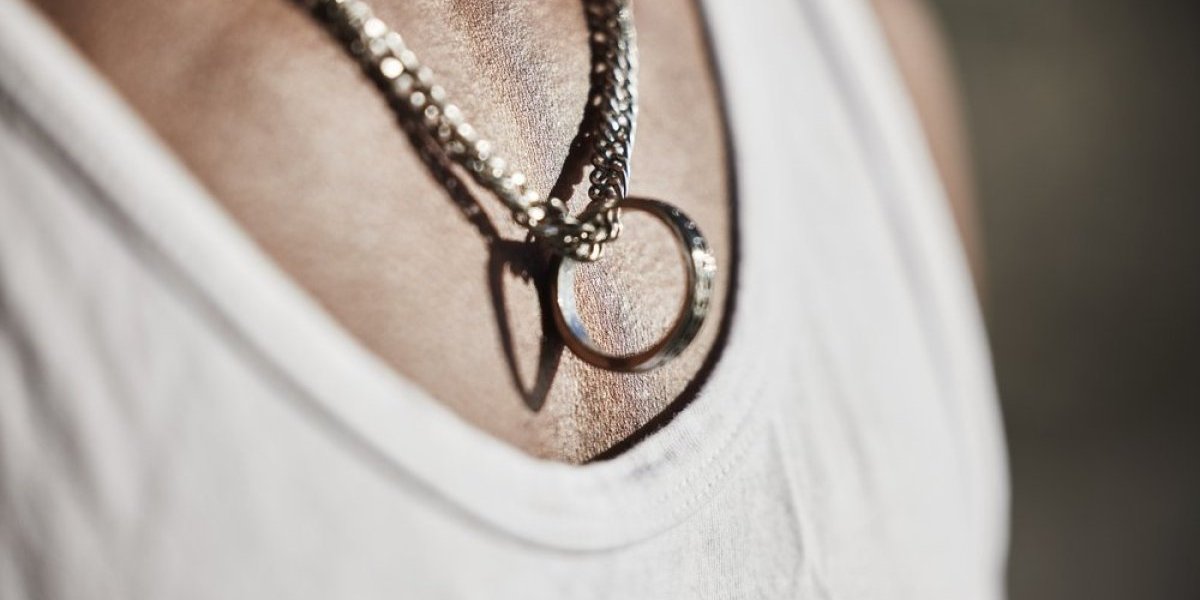 Zašto žene nose prsten na lančiću? Značenje koje mnogi ne slute