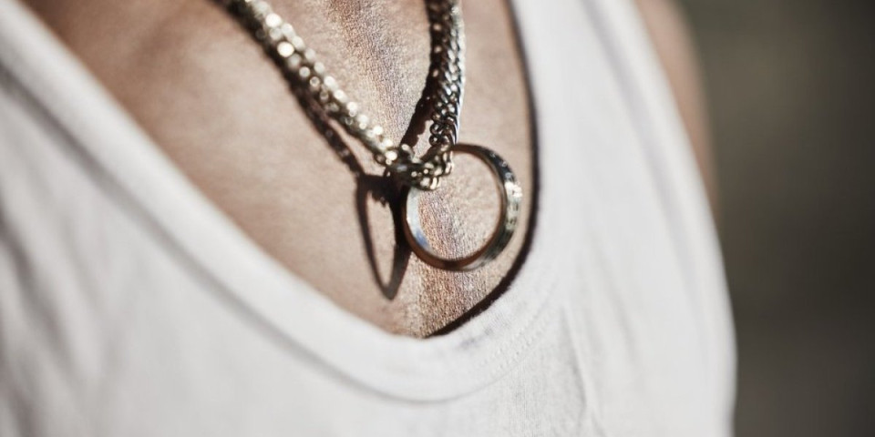 Zašto žene nose prsten na lančiću? Značenje koje mnogi ne slute