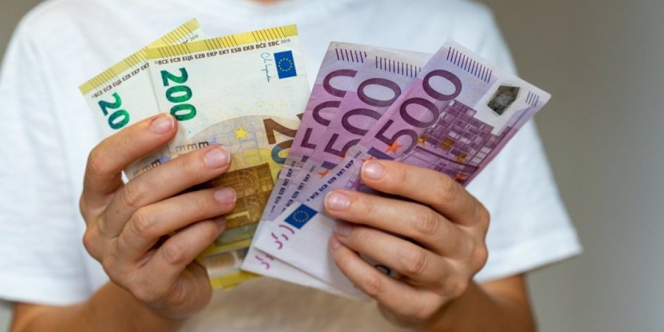 Novac stiže za 4 znaka: Evo ko će dobiti pare do 6. decembra, a jedan znak treba da igra igre na sreću