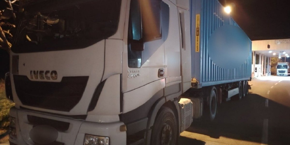 Šleperom tamo gde mu mesto nije! Meštani u šoku kamiondžija je samo hteo da zaobiđe blokadu