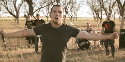 Bend "Prezreni zagrljaj" ("Scorned Embrace"), oformljen je u Sjedinjenim Američkim Državama, a pevaju o borbi sa depresijom i anksioznošću i pomogli su mi da prebrodim težak period u životu.