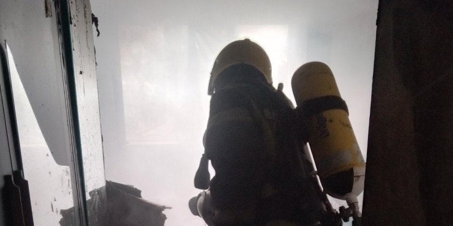 Dramatične scene u Lazarevcu! Vatrogasci spasili osam osoba, hitno evakuisana i deca iz vrtića (FOTO/VIDEO)