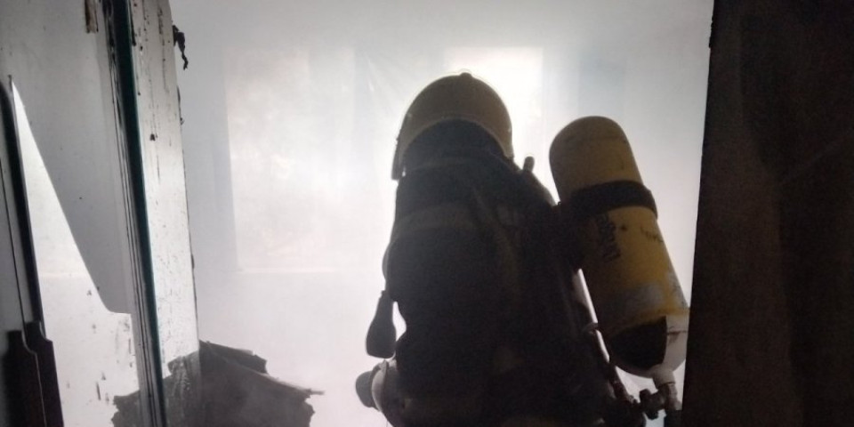 Dramatične scene u Lazarevcu! Vatrogasci spasili osam osoba, hitno evakuisana i deca iz vrtića (FOTO/VIDEO)