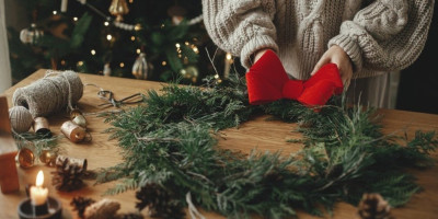 Napravite čarobne novogodišnje dekoracije: venčiće, aranžmane i praznične trpeze koje ostavljaju bez daha.