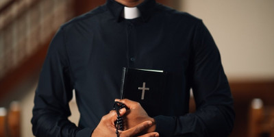 Zadarska nadbiskupija razrešila je sveštenika Darka Marušića (40) svih dužnosti nakon što je nepravosnažno osuđen na tri godine i deset meseci zatvora zbog niza krivičnih dela povezanih sa pedofilijom.