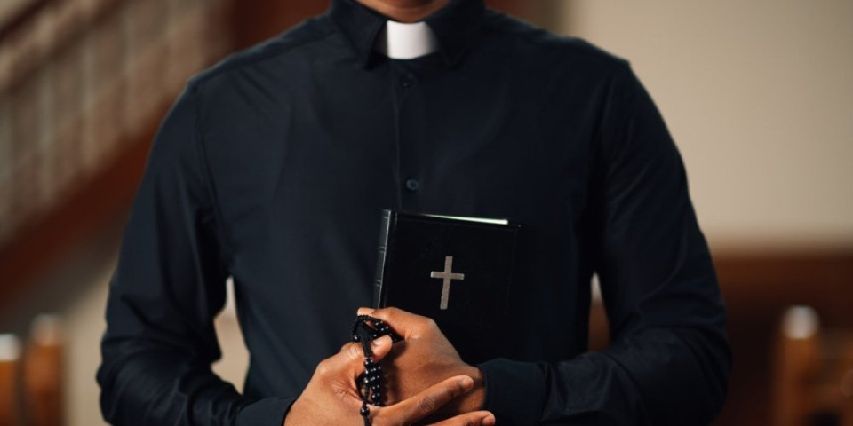 Skandal potresao region: Sveštenik Darko pokazivao deci pornografiju, a onda im radio ovo