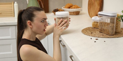 Kuhinjski ormarići mogu brzo postati magnet za mrave, moljce i druge sitne napasti, ali postoji veoma jednostavno rešenje koje je prirodno i jeftino, lovorov list.