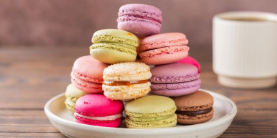 Makronsi su mali francuski kolačići koji su osvojili svet svojim savršenim spojem hrskave spoljašnjosti i mekane, kremaste unutrašnjosti, a evo 3 trika da vam savršeno ispadnu i kod kuće.