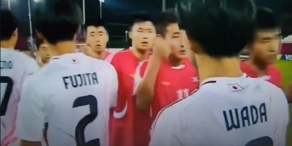 Ljudi, šta se dešava? Svet bruji o bizarnom pozdravu fudbalera, svi su mislili da će se potući (VIDEO)