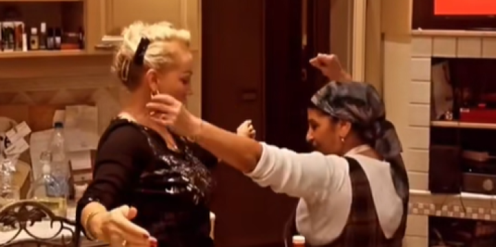 Ludnica u vili Lepe Brene: Kućna pomoćnica udara u tepsiju, pevačici popustile kočnice