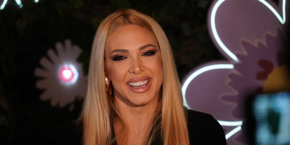 MIlica Todorović pokazala stomak u poodmakloj trudnoći - On se ne odvaja od nje (FOTO)