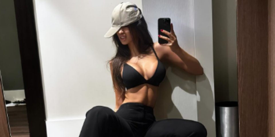 Silikonima treba krotitelj: Đinine grudi iskipele - Vrelim pozama pokazala sav raskoš