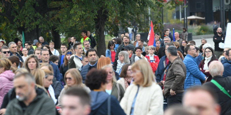 Totalni kolaps blokadera! Beograđani zalupili vrata Novosađanima i sprečili održavanje sednice: Nećete nam na prevaru uvesti lustraciju zbog šake evra