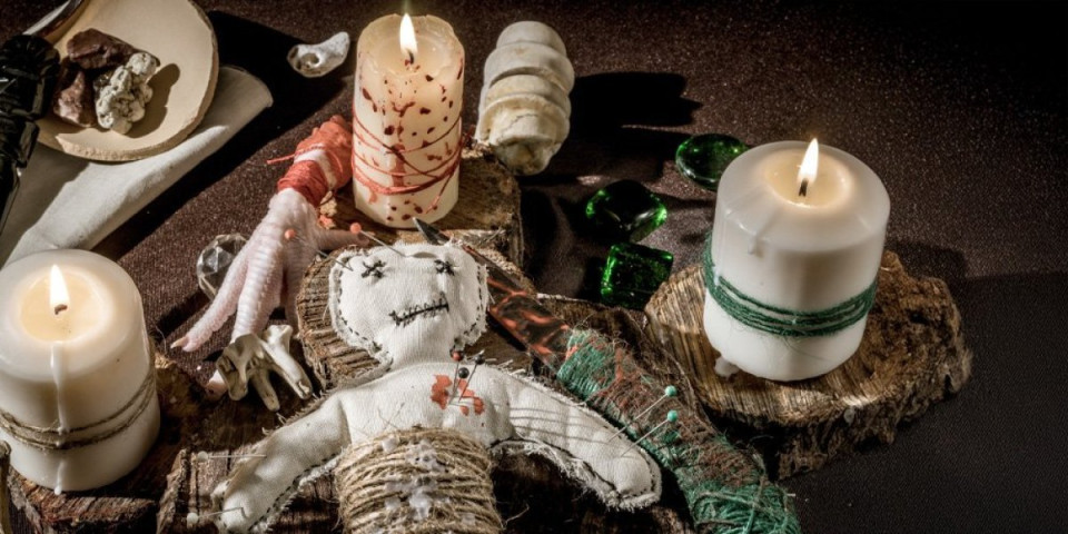 Komšinica mu vrača i ostavlja čudne predmete po zgradi!? Osvanula jeziva fotografija