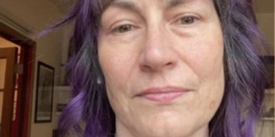 Auto-stoperka koja je uspela da se izvuče iz kandži ozloglašenog serijskog ubice Roberta Bena Roadsa ponovo je otvorila dušu o svom potresnom iskustvu. Posebno joj je u sećanju ostao trenutak kada je shvatila da je smrt bukvalno počela da je "gleda u oči".