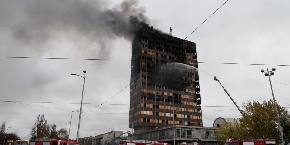 (FOTO) Jezive scene iz Zagreba: Dvojica mladića zapalila neboder - Razlog ove nesreće je bizaran