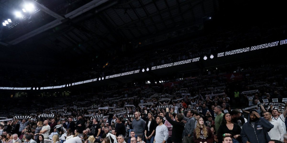 Miloš Obilić zaklao Murata usred "Arene" - Ludilo na meču Partizana sa turskim timom (FOTO)