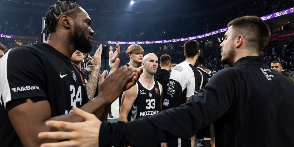 Tenzije u Areni: Navijači zvižducima pozdravili košarkaše - Tajrik zakuvao (VIDEO)