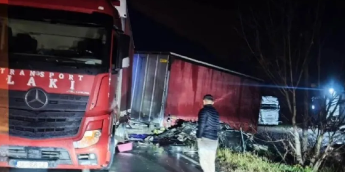 Direktan sudar kamiona i autobila: Od siline udarca završio pod prikolicom (FOTO)