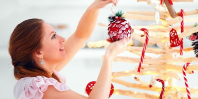 Evropljani ove sezone sve češće biraju jednostavnije praznične ukrase, suve grančice, LED rasvetu i dekoracije od recikliranih materijala, stvarajući moderan izgled.