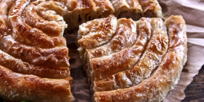 Ovaj recept za burek obezbeđuje neverovatno tanke i hrskave kore, a fil ostaje sočan i ukusan. Caka je u dodatku votke u testo.