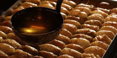 Savršena baklava ne zavisi samo od tankih kora i dobrog fila, pravi sjaj i sočnost dolaze od preliva koji se pažljivo kuva i nanosi u pravom trenutku.