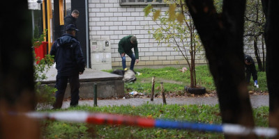 Danas prepodne, na Bulevaru Arsenija Čarnojevića, iza jedne trafike zatečeno je muško lice bez znakova života, sa vidnom povredom glave.